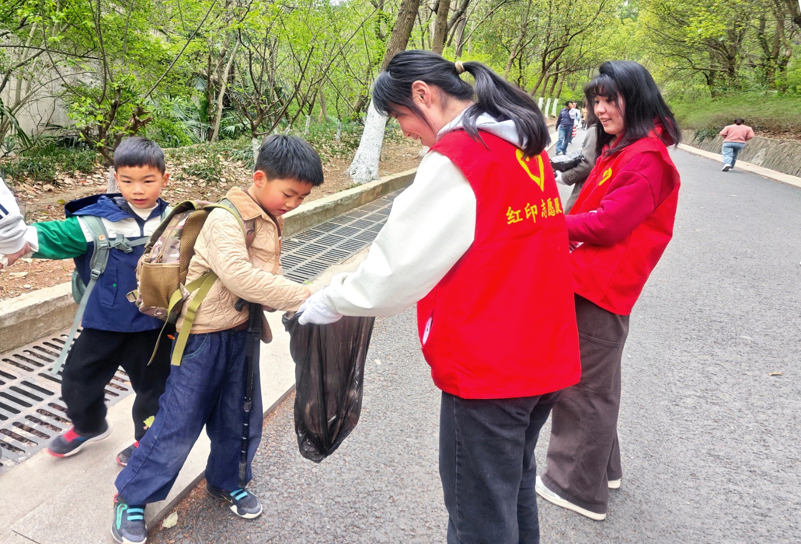 0401團(tuán)委志愿活動(dòng) (2).jpg 0401團(tuán)委志愿活動(dòng) (2).jpg